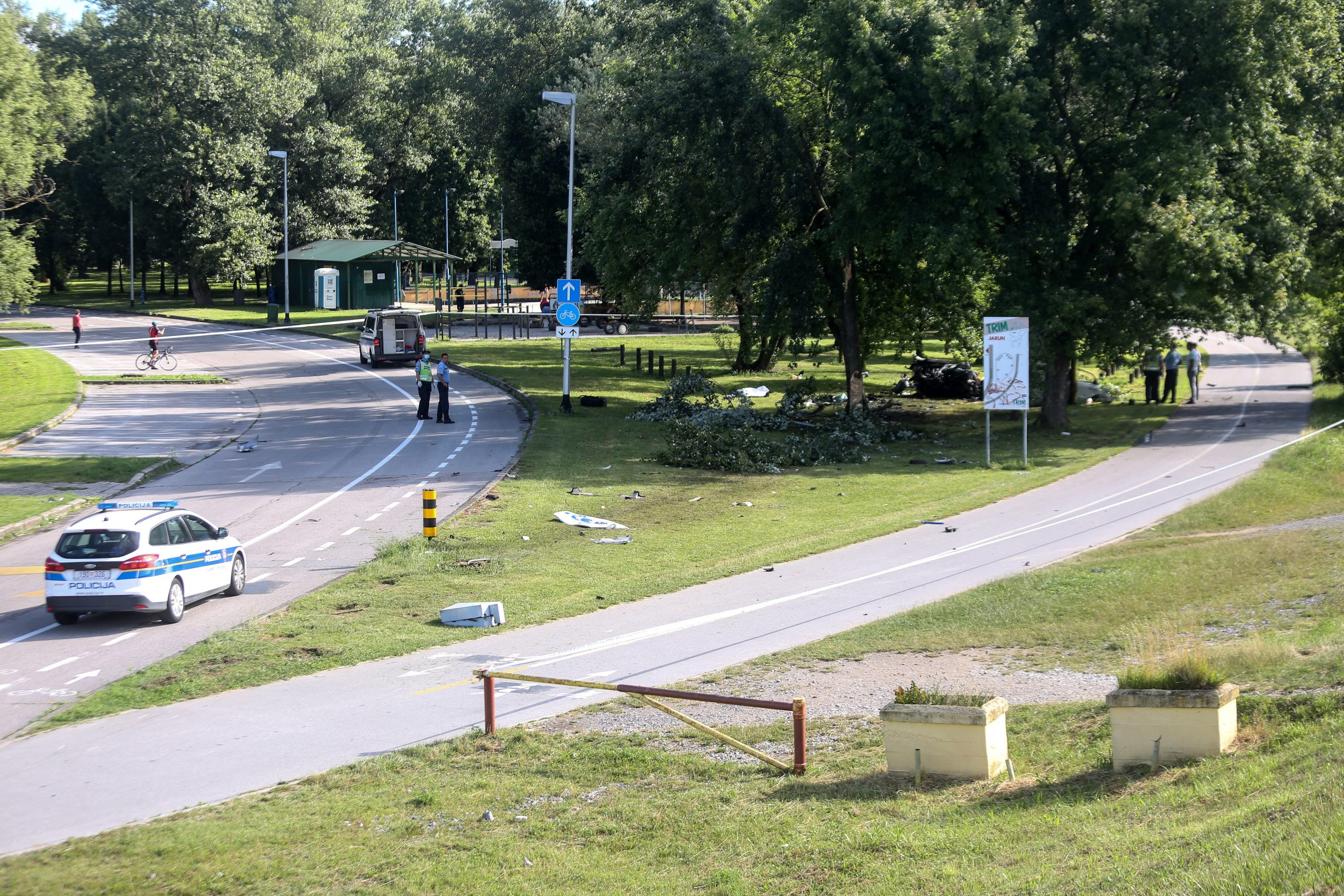 12.07.2020., Zagreb - Na cesti oko Jarunskog jezera vozac se automobilom zaletio u stup i poginuo. Policija obavlja ocevid na mjestu nesrece. 
Photo: Marin Tironi/PIXSELL