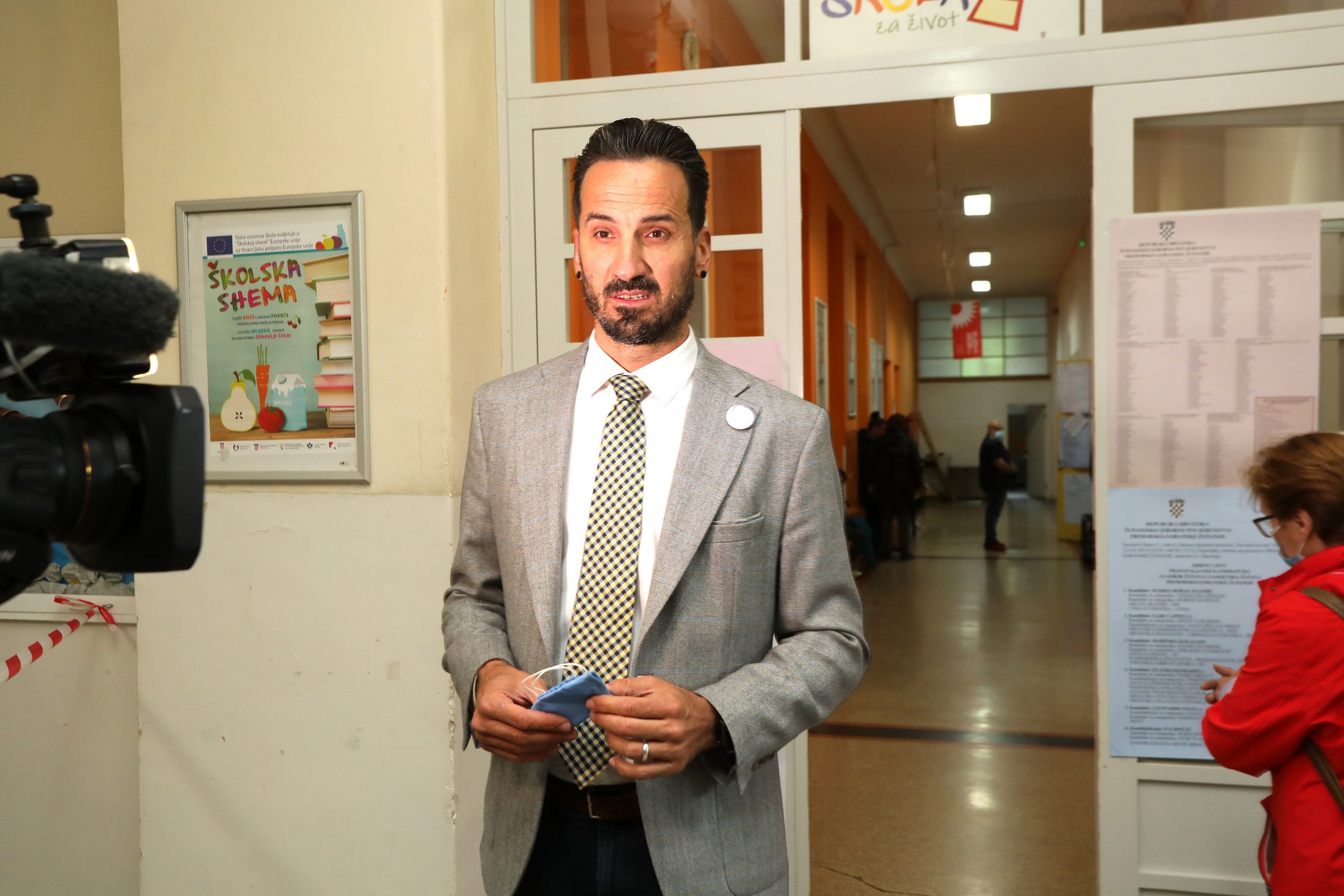 16.05.2021., Rijeka - Marin Miletic kandidat za gradonacelnika izasao je na glasovanje u skoli Nikola Tesla. 
 Photo: Goran Kovacic/PIXSELL