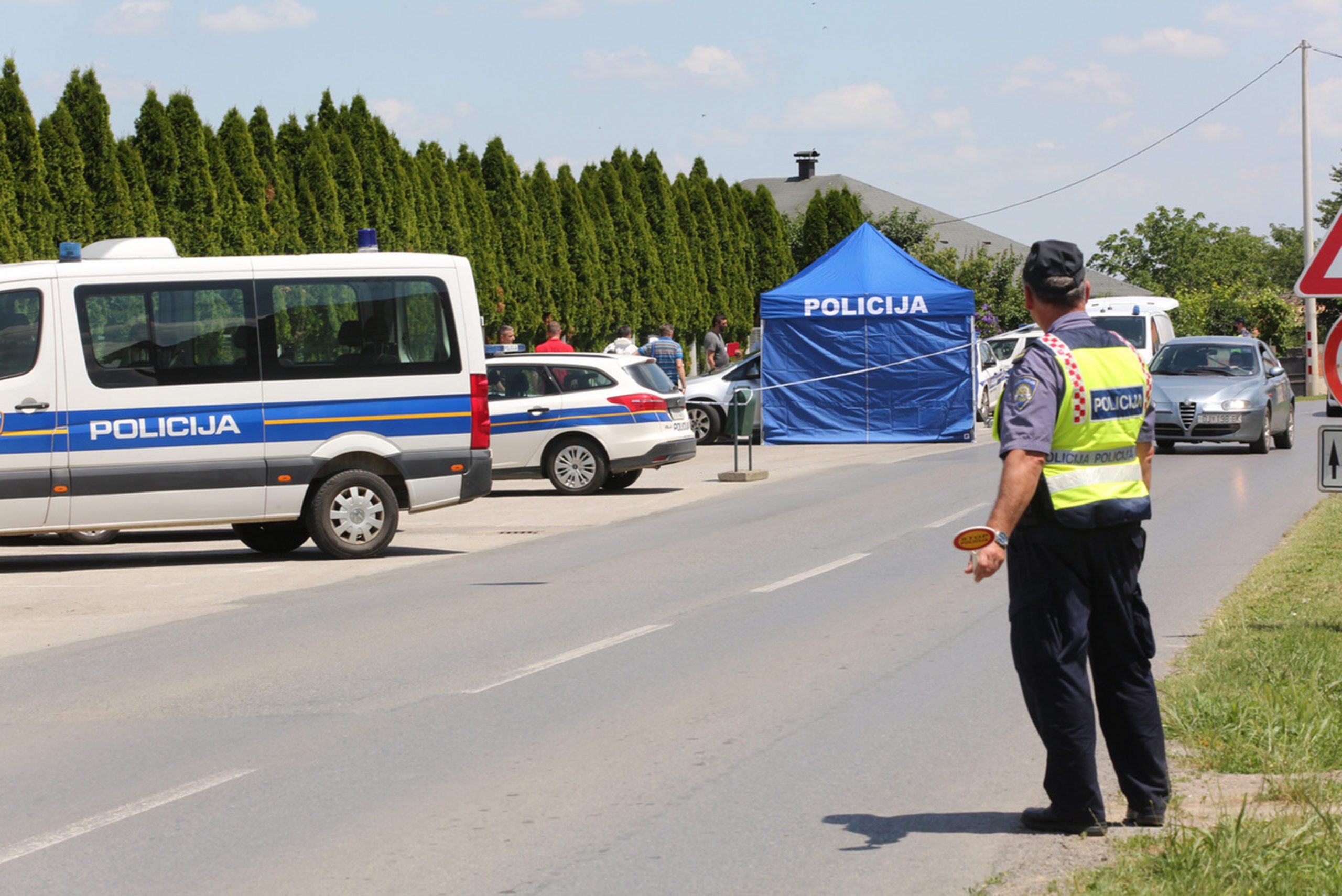 17.06.2021.,Viskovci - Na parkiralistu mjesnog groblja u opcini Viskovci kod Djakova pronadjene dvije mrtve osobe u osobnom automobilu,policija na ocevidu. Photo: Davor Javorovic/PIXSELL