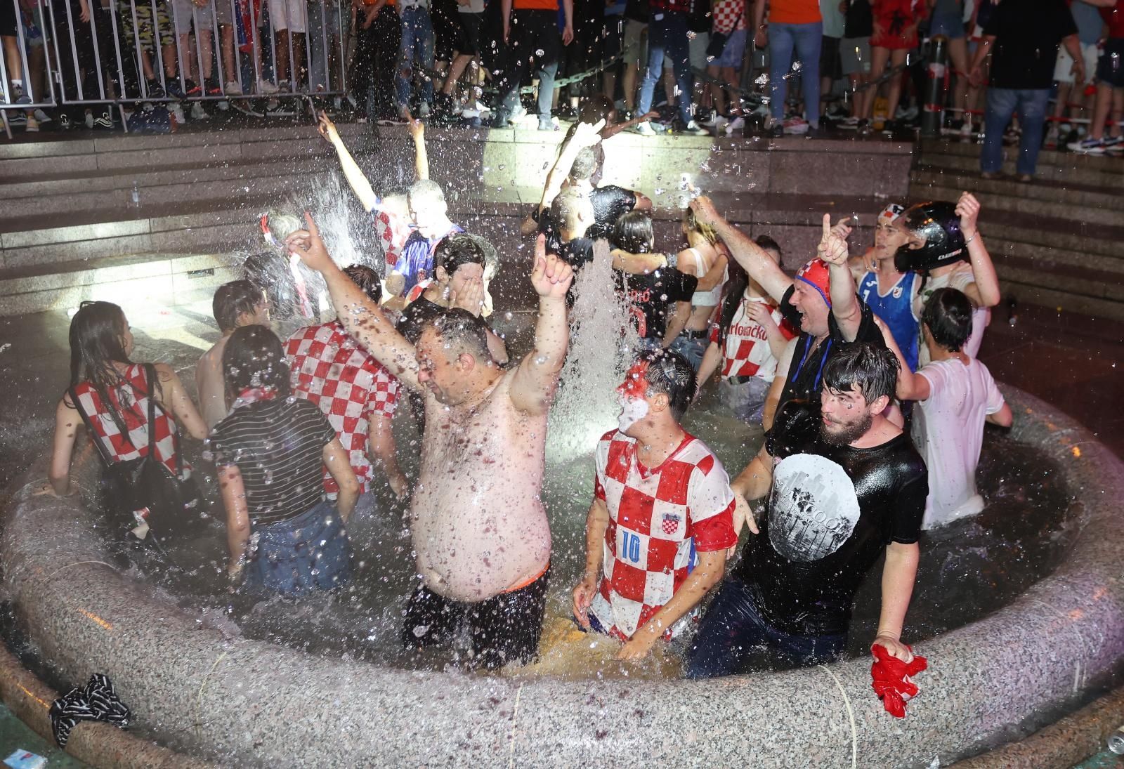 22.06.2021., Zagreb - Atmosfera na trgu bana Josipa Jelacica na gledanju utakmice izmedju Hrvatske i Skotske.Photo: Marko Prpic/PIXSELL