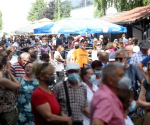24.6.2021., Zagreb - Unatoc vrlo visokim temperaturama zraka i sparini, velika guzva u redu za cijepljenje pred Velesajmom. Photo: Zeljko Lukunic/PIXSELL