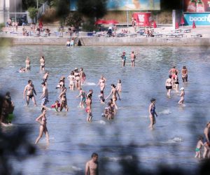 26.06.2021.,Split- Splicani i turisti od ranog jutra traze osvjezenje u moru.
Photo:Ivo Cagalj/PIXSELL