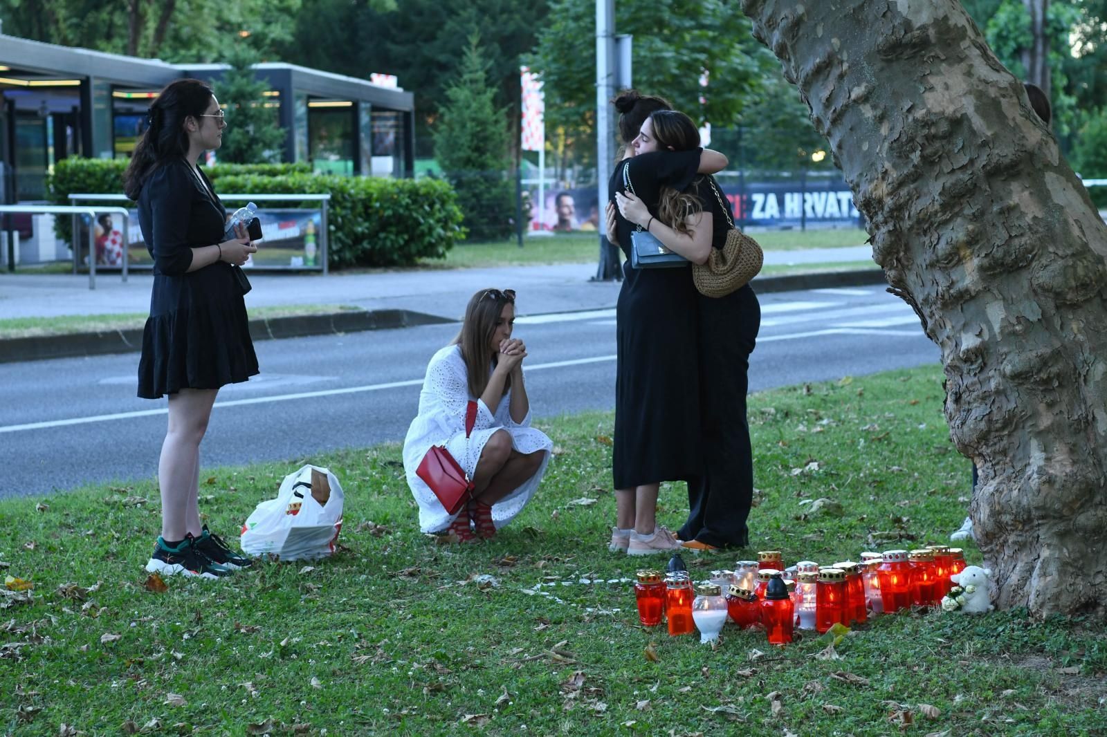 26.06.2021.,Zagreb - Rodbina i prijatelji okupljaju se na mjestu na kojem je smrtno stradala pjesakinja

Photo: Bruno Fantulin/PIXSELL