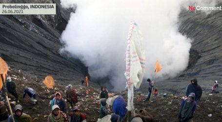 Indonezija: Na tradicijskom obredu na vrhu vulkana Bromo tisuće ljudi