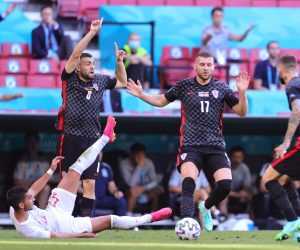 epa09308366 Ferran Torres (L) of Spain and Croatian players Mateo Kovacic (2-L) and Ante Rebic (2-R) react during the UEFA EURO 2020 round of 16 soccer match between Croatia and Spain in Copenhagen, Denmark, 28 June 2021.  EPA/Friedemann Vogel / POOL (RESTRICTIONS: For editorial news reporting purposes only. Images must appear as still images and must not emulate match action video footage. Photographs published in online publications shall have an interval of at least 20 seconds between the posting.)