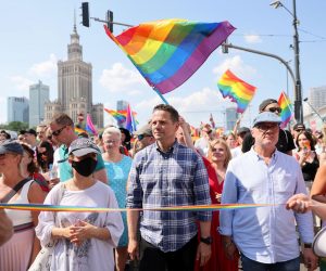 epa09285512 Mayor of Warsaw Rafal Trzaskowski (C) during the Gay Pride parade in Warsaw, Poland, 19 June 2021.  EPA/LESZEK SZYMANSKI POLAND OUT