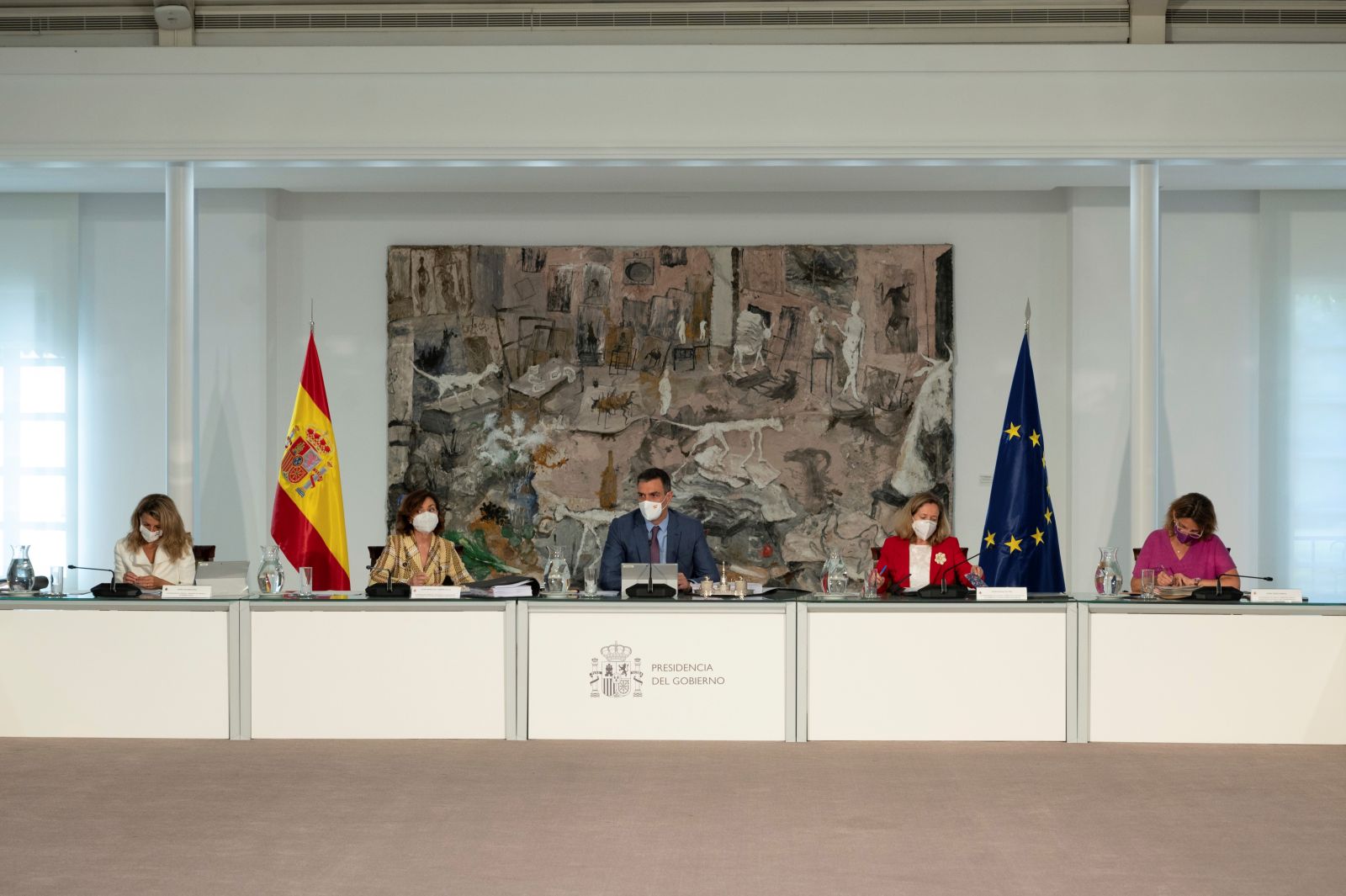 epa09310166 A handout photo made available by the Spanish Government Press Office shows Prime Minister Pedro Sanchez (C) next to Deputy Prime Ministers Yolanda Diaz (L), Carmen Calvo (2-L), Nadia Calvino (2-R) and Teresa Ribera (R) during the cabinet meeting held at Moncloa Palace in Madrid, Spain, 29 June 2021.  EPA/BORJA PUIG DE LA BELLACA HANDOUT MANDATORY CREDIT HANDOUT EDITORIAL USE ONLY/NO SALES