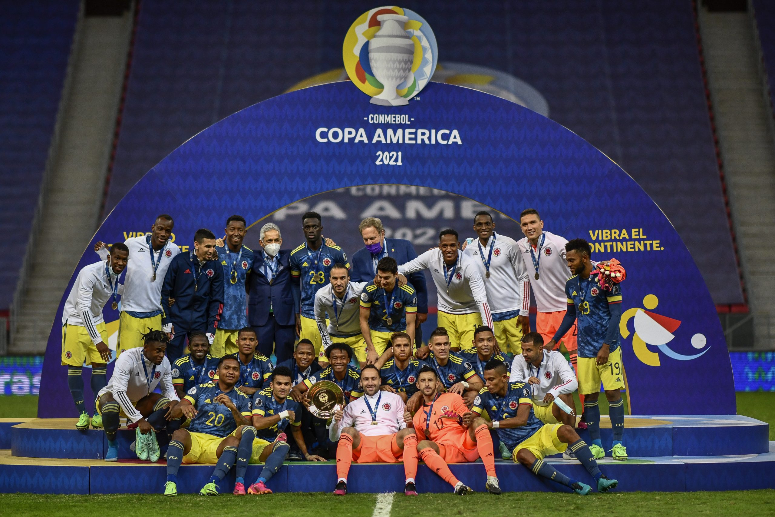 DF - Brasilia - 07/09/2021 - CUP AMERICA 2021, THIRD PLACE, COLOMBIA X PERU - Colombian players pose for photos during the third place awards ceremony after victory over Peru in a match against at Mane Garrincha stadium for the championship decision Copa America 2021. Photo: Mateus Bonomi/AGIF (via AP)