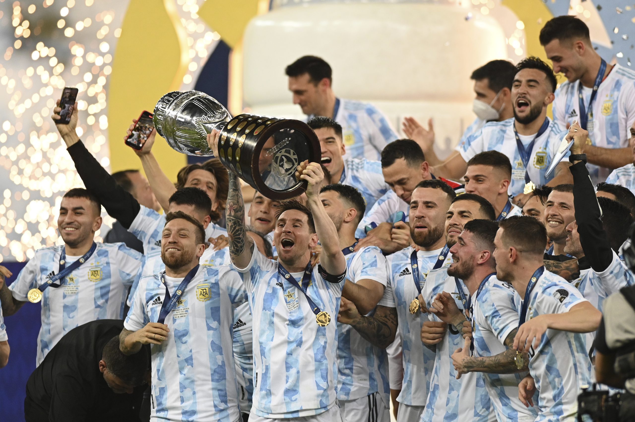 10 July 2021, Brazil, Rio de Janeiro: Football: Copa America, Final, Argentina - Brazil, Maracana Stadium. Lionel Messi lifts the trophy and celebrates the victory with the Argentine national team. Photo by: Andre Borges/picture-alliance/dpa/AP Images