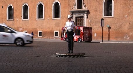 Prometna policajka nakon punih 40 godina ponovo na rimskoj Piazzi Venezia