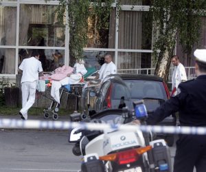 Zagreb, 02.05.2008 - Jedna osoba je poginula, a 15 ih je ozlijeðeno u poaru koji je poslijepodne izbio na èetvrtom katu umirovljenièkog doma u Maksimiru, doznaje se od zagrebaèke policije. Poar je izbio oko 17 sati, a 30-ak vatrogasaca s osam vozila vatru je ugasilo oko 18 sati. Zbog poara su evekuirani svi tiæenici sa èetvrtog kata Doma za starije i nemoæne osobe u Hegeduiæevoj ulici iz kojega je sukljao veliki dim. Na tom katu su smjeteni nepokretni tiæenici doma. Identitet poginule osobe policija nije objavila, a neki mediji su objavili da je stradala 77-godinja ena. Na slici pripadnici Hitne pomoæi pruaju prvu pomoæ ozlijeðenim tiæenicima doma.
foto FaH/ Denis CERIÆ