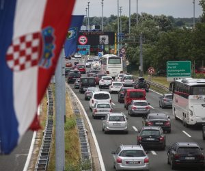 17.07.2021., Zagreb - Pojacan promet prema moru na naplatnim kucicama Lucko.
Photo: Zeljko Hladika/PIXSELL