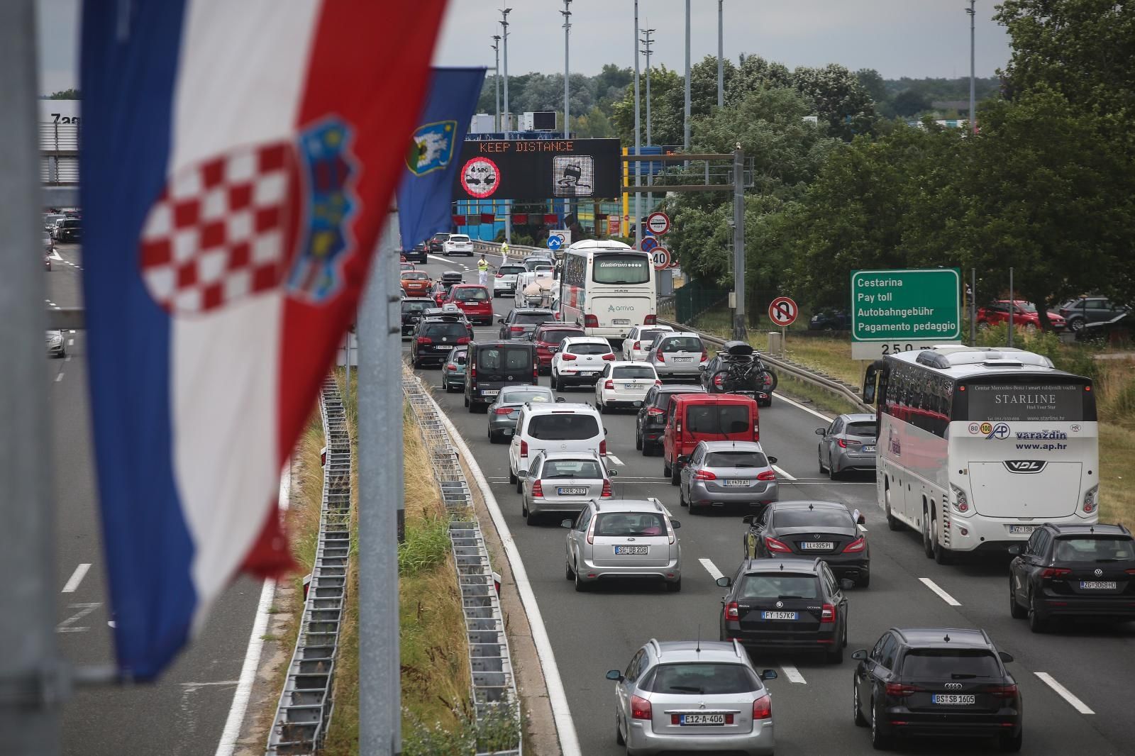 17.07.2021., Zagreb - Pojacan promet prema moru na naplatnim kucicama Lucko.
Photo: Zeljko Hladika/PIXSELL
