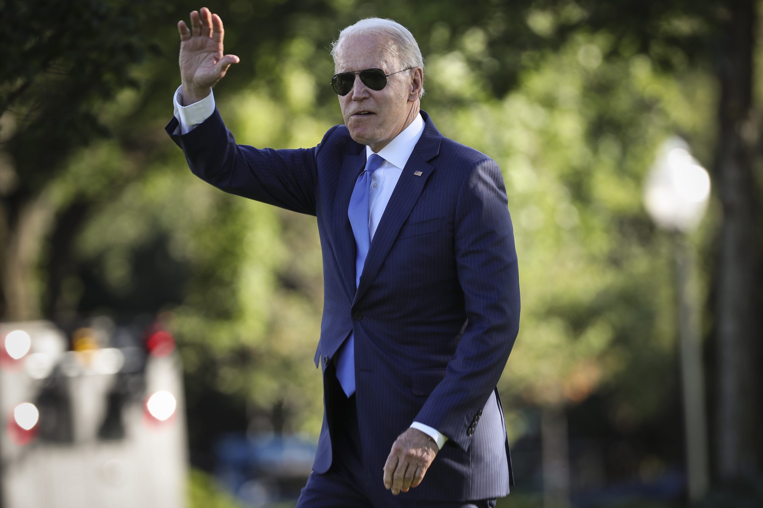 epa09301985 US President Joe Biden waves as he walks on the South Lawn of the White House before boarding Marine One in Washington, DC, USA, 25 June 2021 for a trip to Camp David.  EPA/Oliver Contreras / POOL