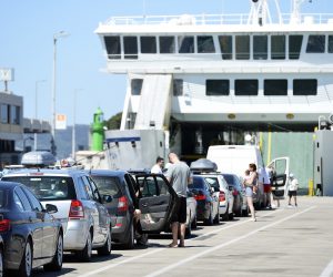 Split, 25.06.2021. Trajektna luka Split,turisti.  foto HINA/ Mario STRMOTIC/ ms