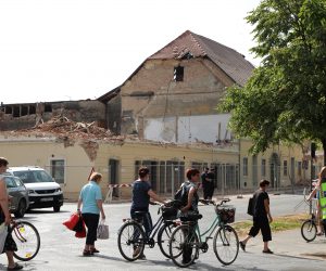 Petrinja, 29.06.2021. - Raščičavanje ruševina u Petrinji se nastavlja dok se u isto vrijeme normalizira život lujdi u gradu. foto HINA / Tomislav Pavlek / tp