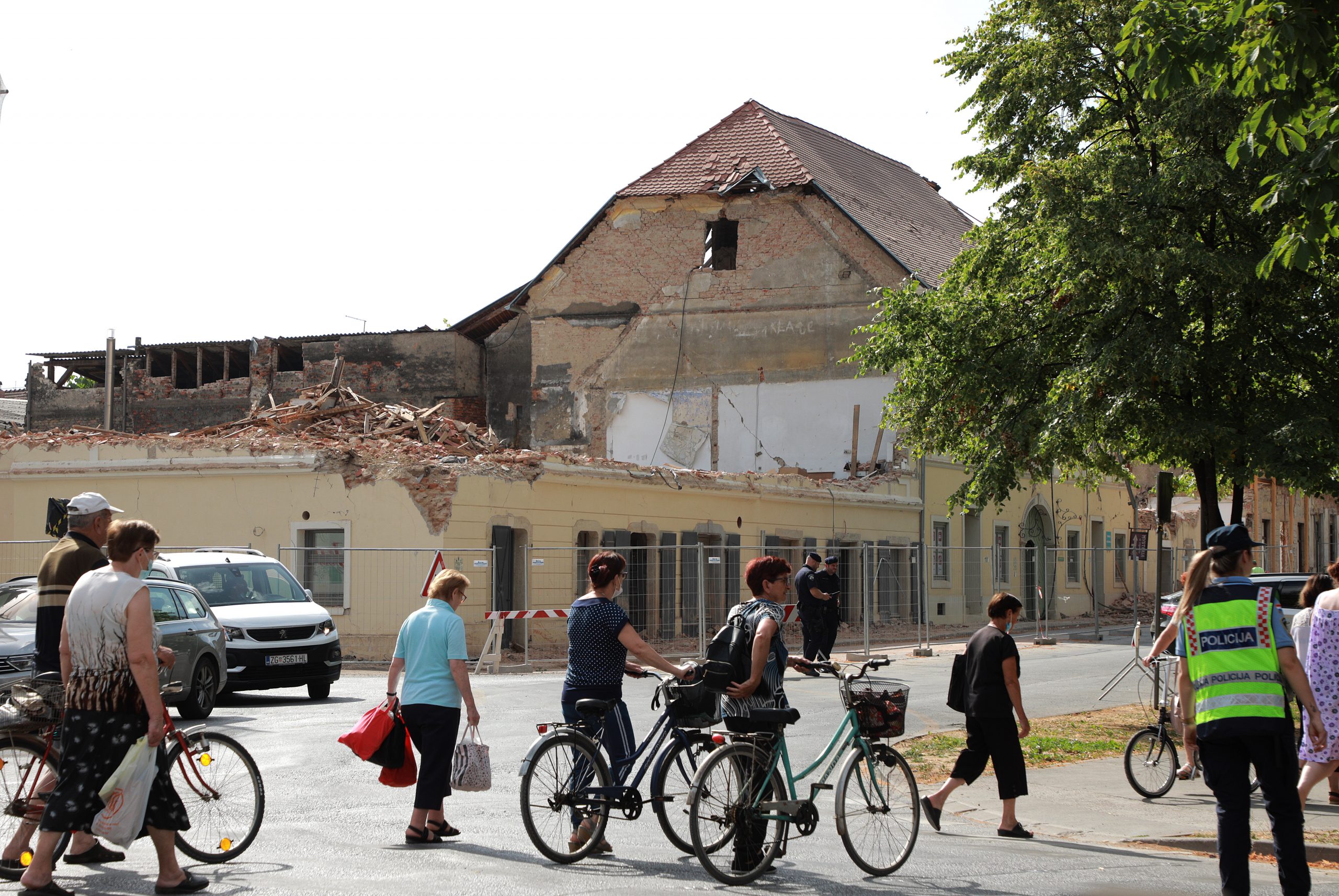 Petrinja, 29.06.2021. - Raščičavanje ruševina u Petrinji se nastavlja dok se u isto vrijeme normalizira život lujdi u gradu. foto HINA / Tomislav Pavlek / tp