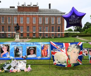 epa09315656 Tributes to Princess Diana outside Kensington Palace in London, Britain, 01 July 2021. Kensington Palace is marking what would have been Princess Diana's 60th birthday by unveiling a statue of Princess Diana in the palace's gardens.  EPA/ANDY RAIN