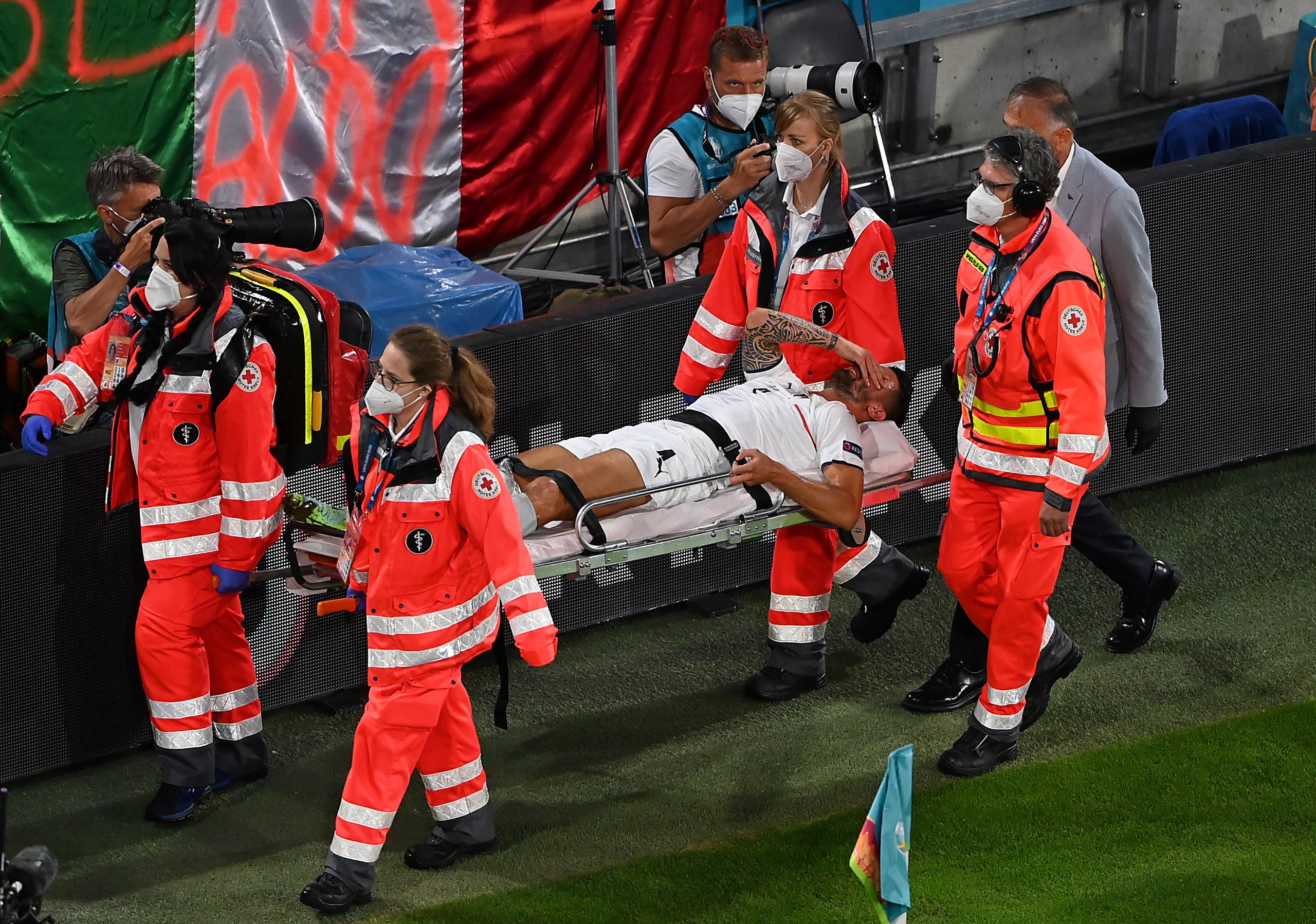 epa09319247 Leonardo Spinazzola of Italy is carried out of the pitch on a stretcher during the UEFA EURO 2020 quarter final match between Belgium and Italy in Munich, Germany, 02 July 2021.  EPA/Stuart Franklin / POOL (RESTRICTIONS: For editorial news reporting purposes only. Images must appear as still images and must not emulate match action video footage. Photographs published in online publications shall have an interval of at least 20 seconds between the posting.)