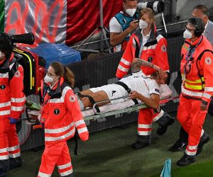 epa09319247 Leonardo Spinazzola of Italy is carried out of the pitch on a stretcher during the UEFA EURO 2020 quarter final match between Belgium and Italy in Munich, Germany, 02 July 2021.  EPA/Stuart Franklin / POOL (RESTRICTIONS: For editorial news reporting purposes only. Images must appear as still images and must not emulate match action video footage. Photographs published in online publications shall have an interval of at least 20 seconds between the posting.)