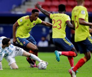 epaselect epa09327620 Argentina's Lionel Messi in action against Colombia's Yerry Mina (2-L), during the Copa America semifinal soccer match between Argentina and Colombia at Mane Garrincha stadium in Brasilia, Brazil, 06 July 2021.  EPA/Joedson Alves