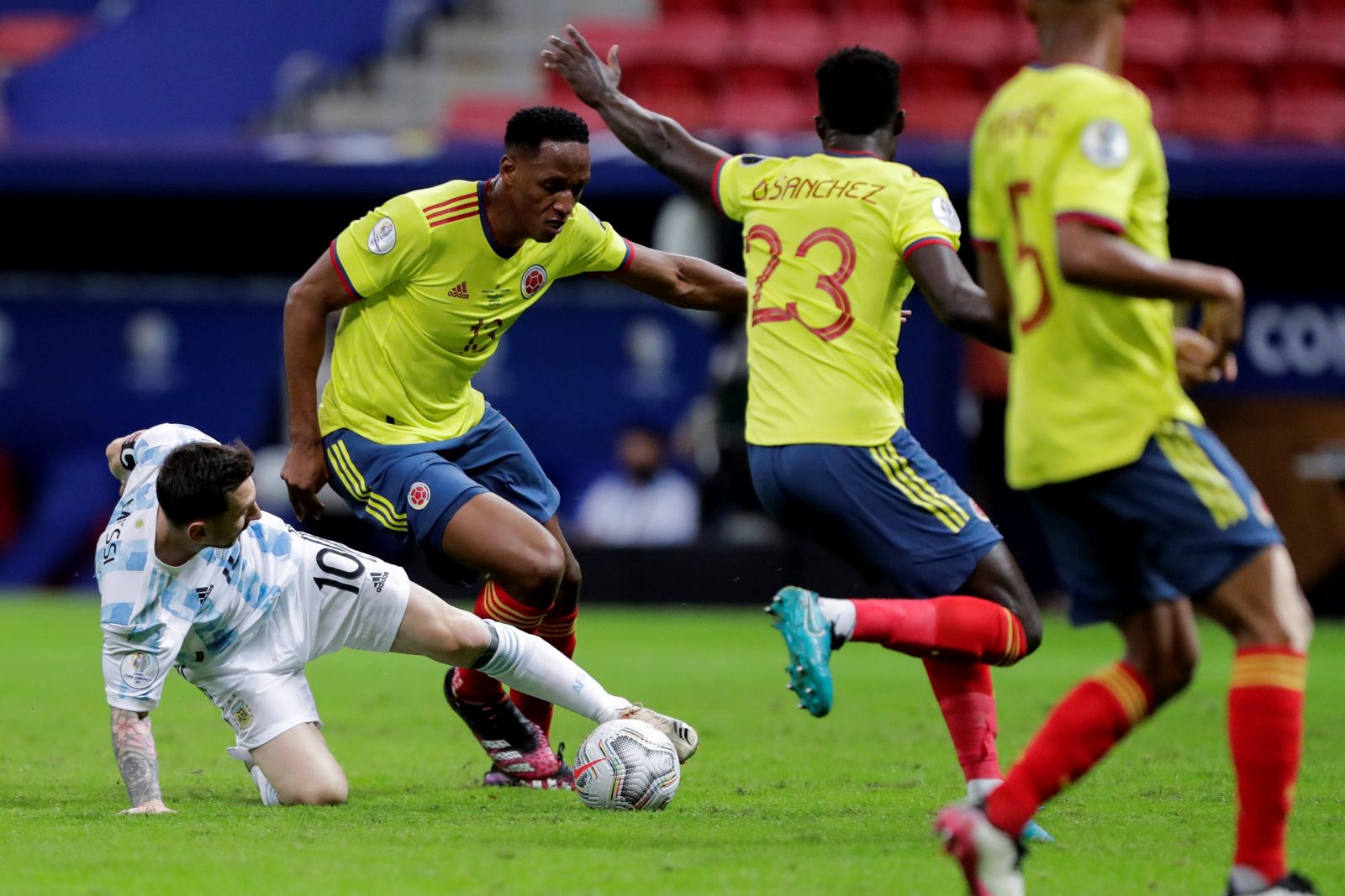 epaselect epa09327620 Argentina's Lionel Messi in action against Colombia's Yerry Mina (2-L), during the Copa America semifinal soccer match between Argentina and Colombia at Mane Garrincha stadium in Brasilia, Brazil, 06 July 2021.  EPA/Joedson Alves