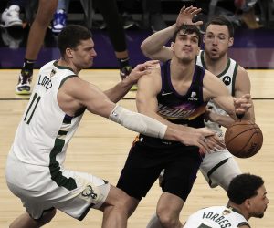 epa09327640 Phoenix Suns forward Dario Saric (C) is trapped by Milwaukee Bucks Pat Connaughton (R) and Brook Lopez (L) in the first half of game one of the 2021 NBA Finals basketball playoff series between the Milwaukee Bucks and the Phoenix Suns at Phoenix Suns Arena in Phoenix, Arizona, USA, 06 July 2021.  EPA/TANNEN MAURY SHUTTERSTOCK OUT