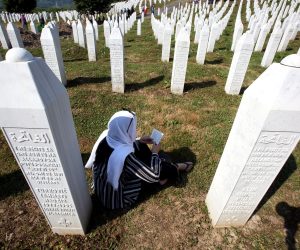 Srebrenica, 11.7.2021.- Stotine ljudi pristiu u nedjelju od ranih jutarnjih sati u Srebrenicu u istoènoj Bosni kako bi sudjelovali na sredinjoj komemoraciji za rtve genocida poèinjenog nad Bonjacima u srpnju 1995. godine. 
foto HINA/ FENA/ Amer Kajmoviæ/ ua