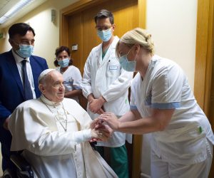 epa09337079 A handout picture provided by the Vatican Media shows Pope Francis at the Gemelli hospital, as leads his Sunday Angelus prayer from a balcony of the Gemelli University Hospital where he underwent a scheduled colon surgery on 04 July, in Rome, Italy, 11 July 2021.  EPA/VATICAN MEDIA HANDOUT  HANDOUT EDITORIAL USE ONLY/NO SALES
