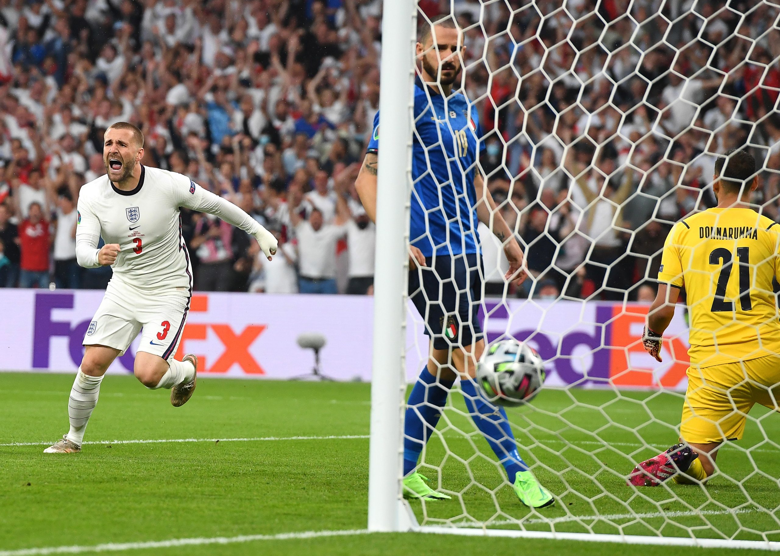 epa09338271 Luke Shaw (L) of England celebrates after scoring the 1-0 lead during the UEFA EURO 2020 final between Italy and England in London, Britain, 11 July 2021.  EPA/Andy Rain / POOL (RESTRICTIONS: For editorial news reporting purposes only. Images must appear as still images and must not emulate match action video footage. Photographs published in online publications shall have an interval of at least 20 seconds between the posting.)