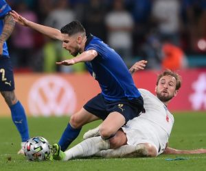 epa09338736 Jorginho of Italy is tackled by Harry Kane of England (R) during the UEFA EURO 2020 final between Italy and England in London, Britain, 11 July 2021.  EPA/Laurence Griffiths / POOL (RESTRICTIONS: For editorial news reporting purposes only. Images must appear as still images and must not emulate match action video footage. Photographs published in online publications shall have an interval of at least 20 seconds between the posting.)