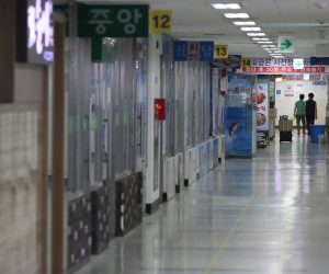 epa09341340 A corridor of restaurants is quiet at Noryangjin Fish Market in Seoul, South Korea, 13 July 2021, as their owners decided to collectively close on the second day of the implementation of the toughest Level 4 social distancing amid the fourth wave of COVID-19.  EPA/YONHAP SOUTH KOREA OUT