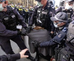 epa09361440 Protesters clash with police during the 'World Wide Rally For Freedom' anti-lockdown rally in Melbourne, Victoria, Australia, 24 July 2021.  EPA/LUIS ASCUI AUSTRALIA AND NEW ZEALAND OUT