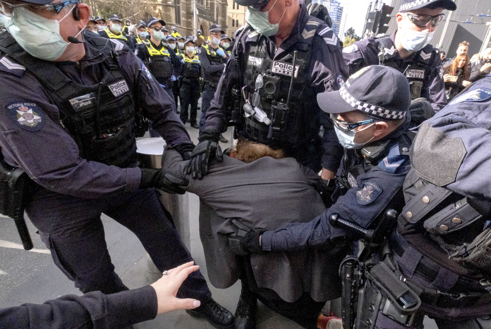 epa09361440 Protesters clash with police during the 'World Wide Rally For Freedom' anti-lockdown rally in Melbourne, Victoria, Australia, 24 July 2021.  EPA/LUIS ASCUI AUSTRALIA AND NEW ZEALAND OUT