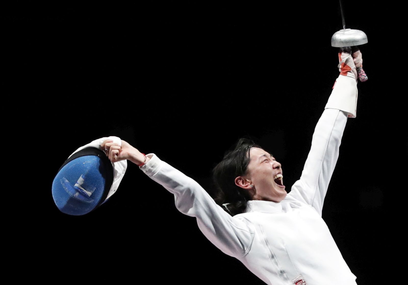epa09361916 Yiwen Sun of China celebrates winning the gold medal during the women's Epee individual Gold Medal Bout during the Fencing events of the Tokyo 2020 Olympic Games at the Makuhari Messe convention centre in Chiba, Japan, 24 July 2021.  EPA/KIYOSHI OTA