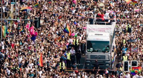 Tisuće ljudi s maskama u duginim bojama okupilo se u Berlinu na gay paradi