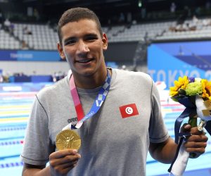epa09363399 Ahmed Hafnaoui of Tunisia poses with his gold medal after winning the Men's 400m Freestyle final during the Swimming events of the Tokyo 2020 Olympic Games at the Tokyo Aquatics Centre in Tokyo, Japan, 25 July 2021.  EPA/VALDRIN XHEMAJ