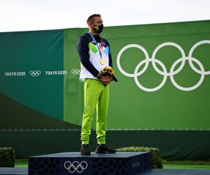 epa09366482 Gold medallist Benjamin Savsek of Slovenia poses on the podium after the Men's Canoe Final during the Canoeing Slalom events of the Tokyo 2020 Olympic Games at the Kasai Rinkai Park in Tokyo, Japan, 26 July 2021.  EPA/CHRISTIAN BRUNA