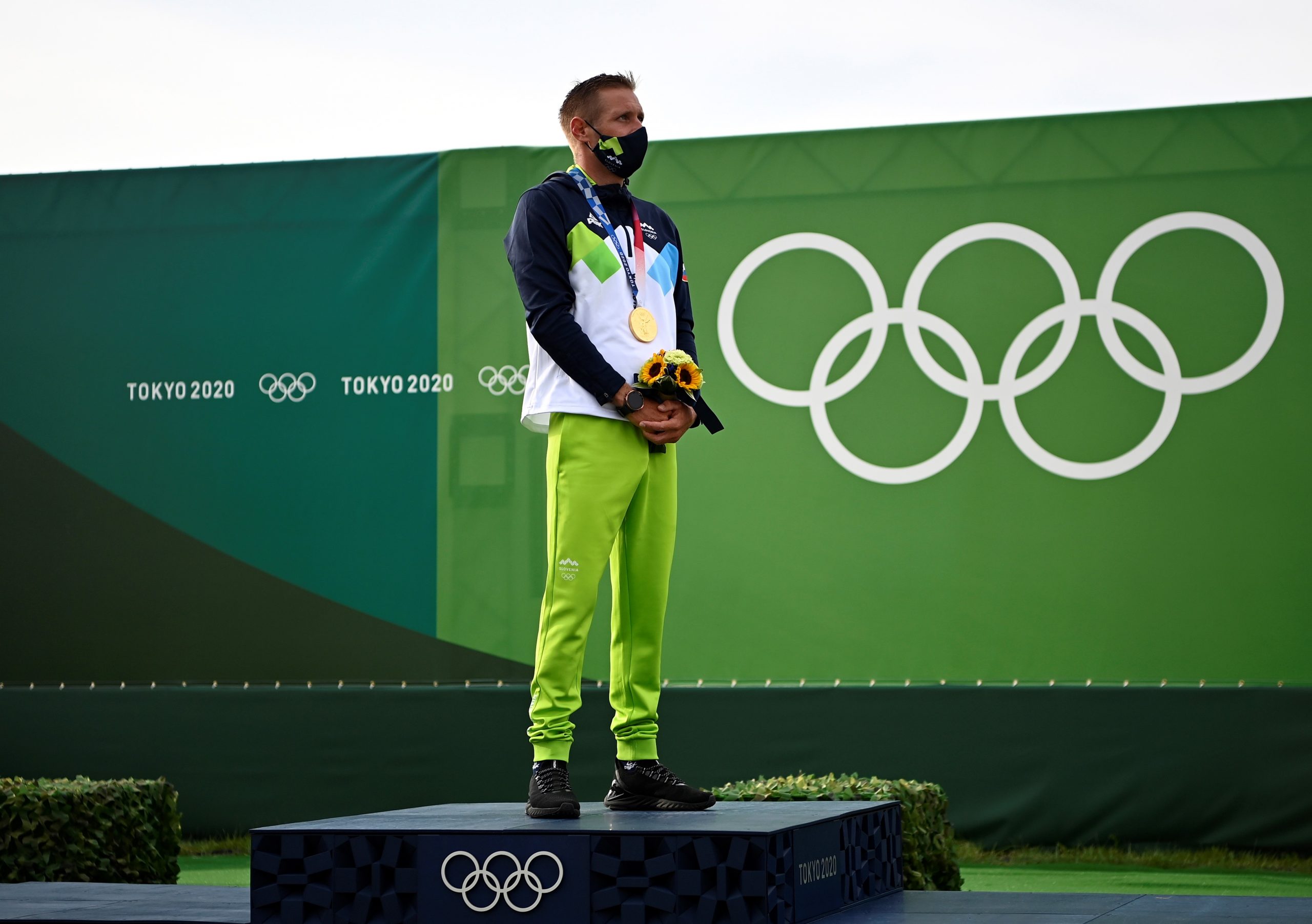 epa09366482 Gold medallist Benjamin Savsek of Slovenia poses on the podium after the Men's Canoe Final during the Canoeing Slalom events of the Tokyo 2020 Olympic Games at the Kasai Rinkai Park in Tokyo, Japan, 26 July 2021.  EPA/CHRISTIAN BRUNA