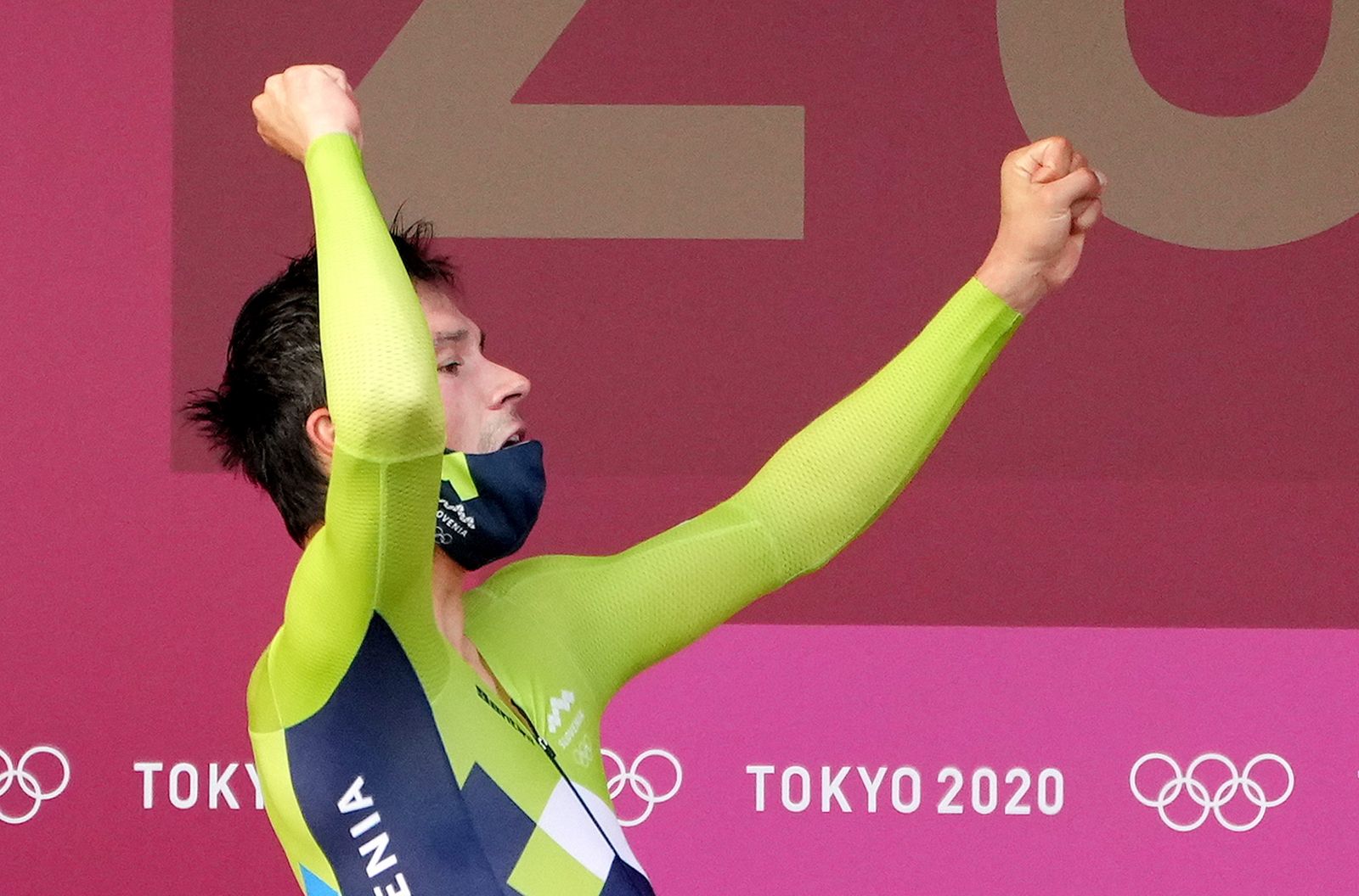 epa09372972 Primoz Roglic of Slovenia celebrates winning in the Men's Road Cycling Time Trial at the Tokyo 2020 Olympic Games at the Fuji International Speedway in Oyama, Japan, 28 July 2021.  EPA/CHRISTOPHER JUE