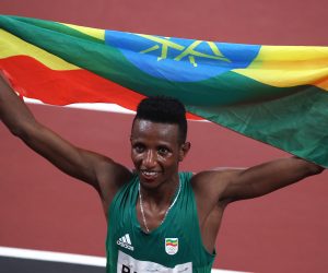 epa09380003 Selemon Barega of Ethipia celebrates winning the gold medal of the Men's 10,000m Final during the Athletics events of the Tokyo 2020 Olympic Games at the Olympic Stadium in Tokyo, Japan, 30 July 2021.  EPA/FAZRY ISMAIL