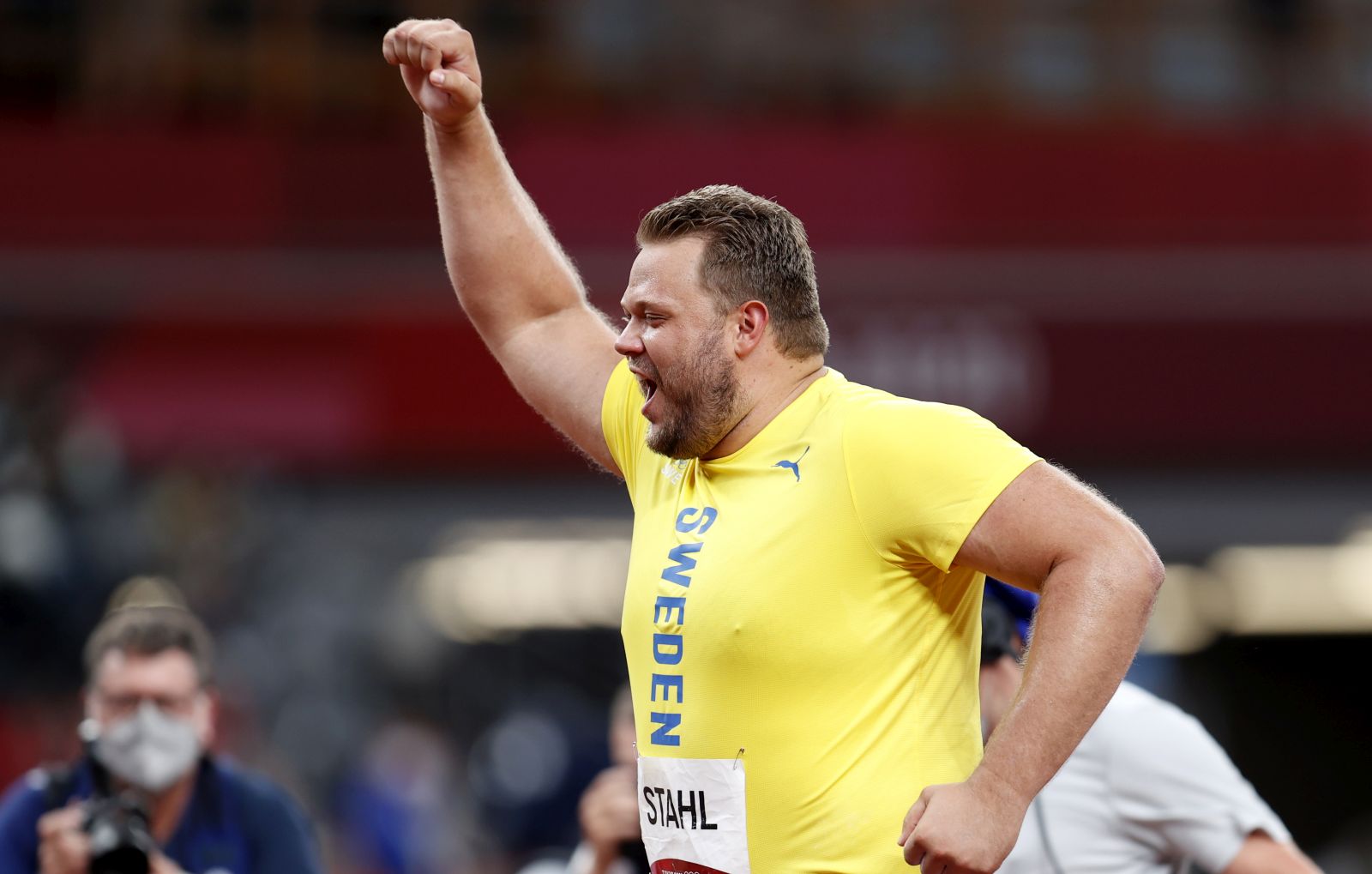 epa09382743 Daniel Stahl of Sweden celebrates after winning the gold medal during the Men's Discus throw Final round in the Athletics events of the Tokyo 2020 Olympic Games at the Olympic Stadium in Tokyo, Japan, 31 July 2021.  EPA/JEON HEON-KYUN