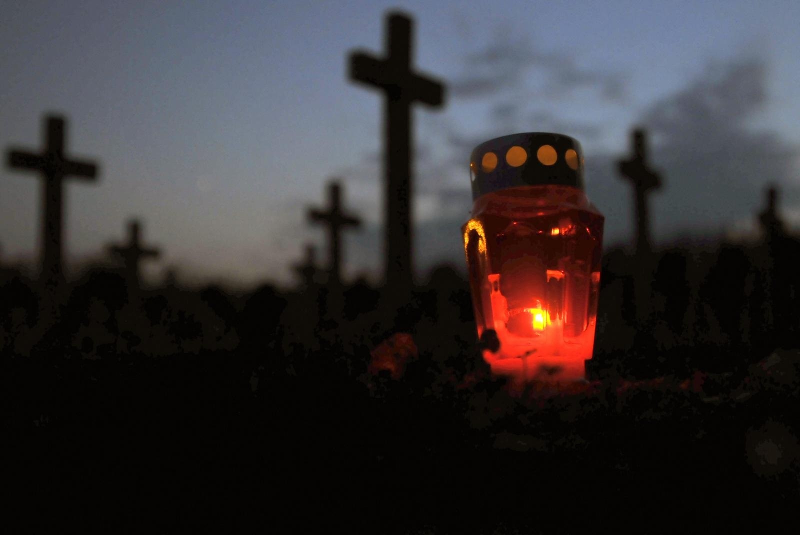 01.11.2013., Vukovar - Povodom dana  Svih Svetih gradjani posjecuju grobove svojih pokojnih. 
Photo: Goran Ferbezar/PIXSELL