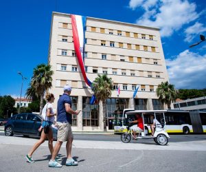 04.08.2020., Split - Na zgradi Gradske uprave u Splitu izvjesena zastava duga 22 metra.
Photo: Milan Sabic/PIXSELL