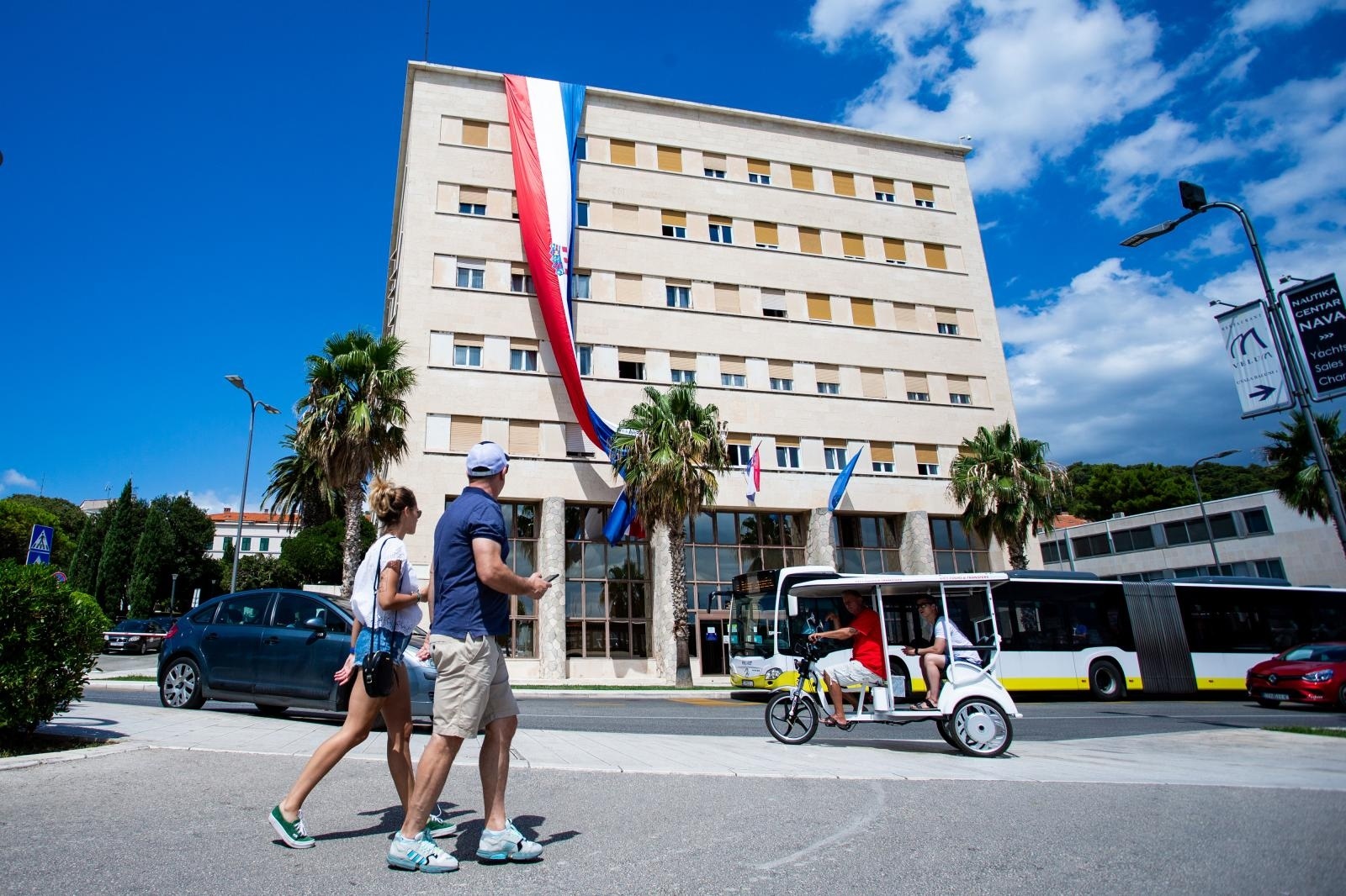 04.08.2020., Split - Na zgradi Gradske uprave u Splitu izvjesena zastava duga 22 metra.
Photo: Milan Sabic/PIXSELL