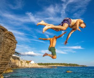 05.07.2021., Pula - 
Na pulskoj Verudeli mladici sa stijena skacu u more.
Photo: Srecko Niketic/PIXSELL