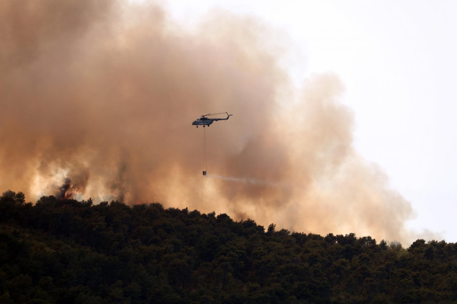 10.07.2021., Ciovo - Oko podneva na otoku Ciovu izbio je veliki pozar. U gasenju pomaze i helikopter. Photo: Ivo Cagalj/PIXSELL