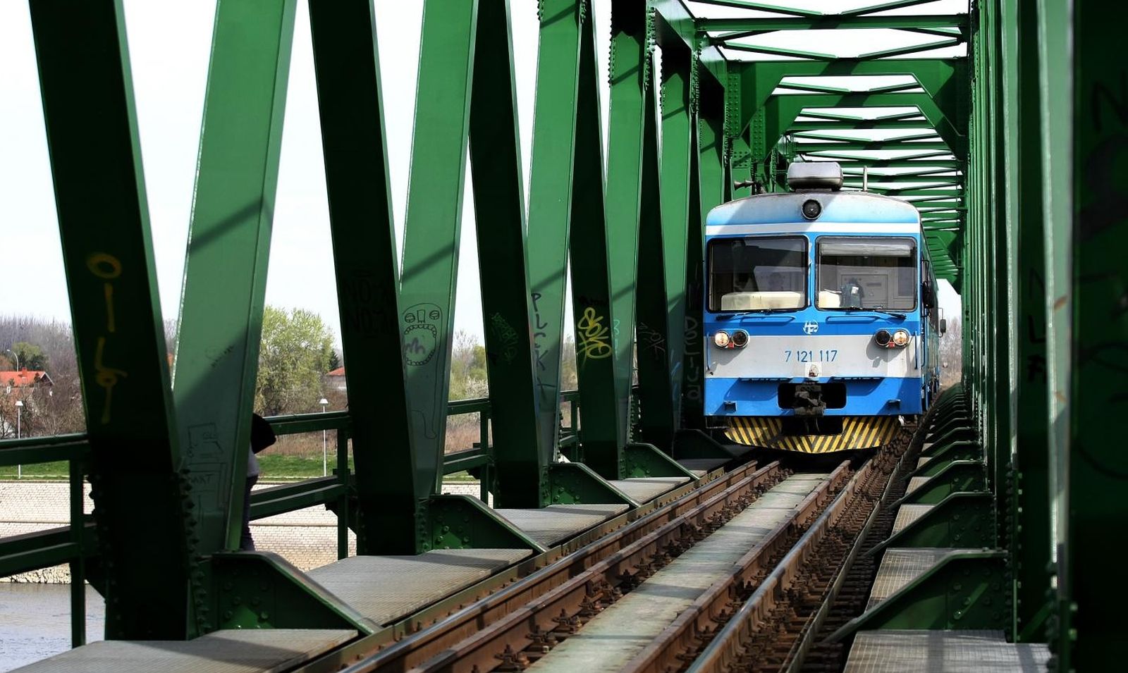 28.03.2012., Osijek - Veliki broj osjecana koristi zeljeznicki most za prelazak preko rijeke Drave. Putnici na izlasku iz vlaka. 
Photo: Davor Javorovic/PIXSELL