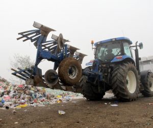22.10.2012., Varazdin - Gradjani organizirali mirni prosvjed te traktorima sprijecili dovoz novog komunalnog otpada na baliranje u Brezju. 
Photo: Marko Jurinec/PIXSELL