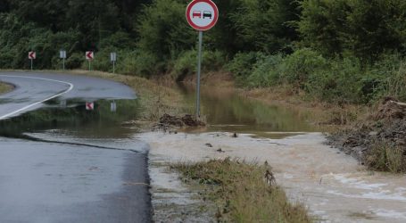 Obilna kiša poplavila slavonske ulice, voda prodrla u obiteljske kuće u Županji